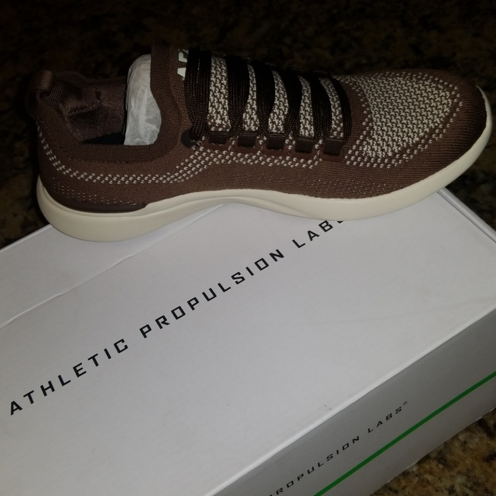 I sell because is not my size,beautiful tennis and